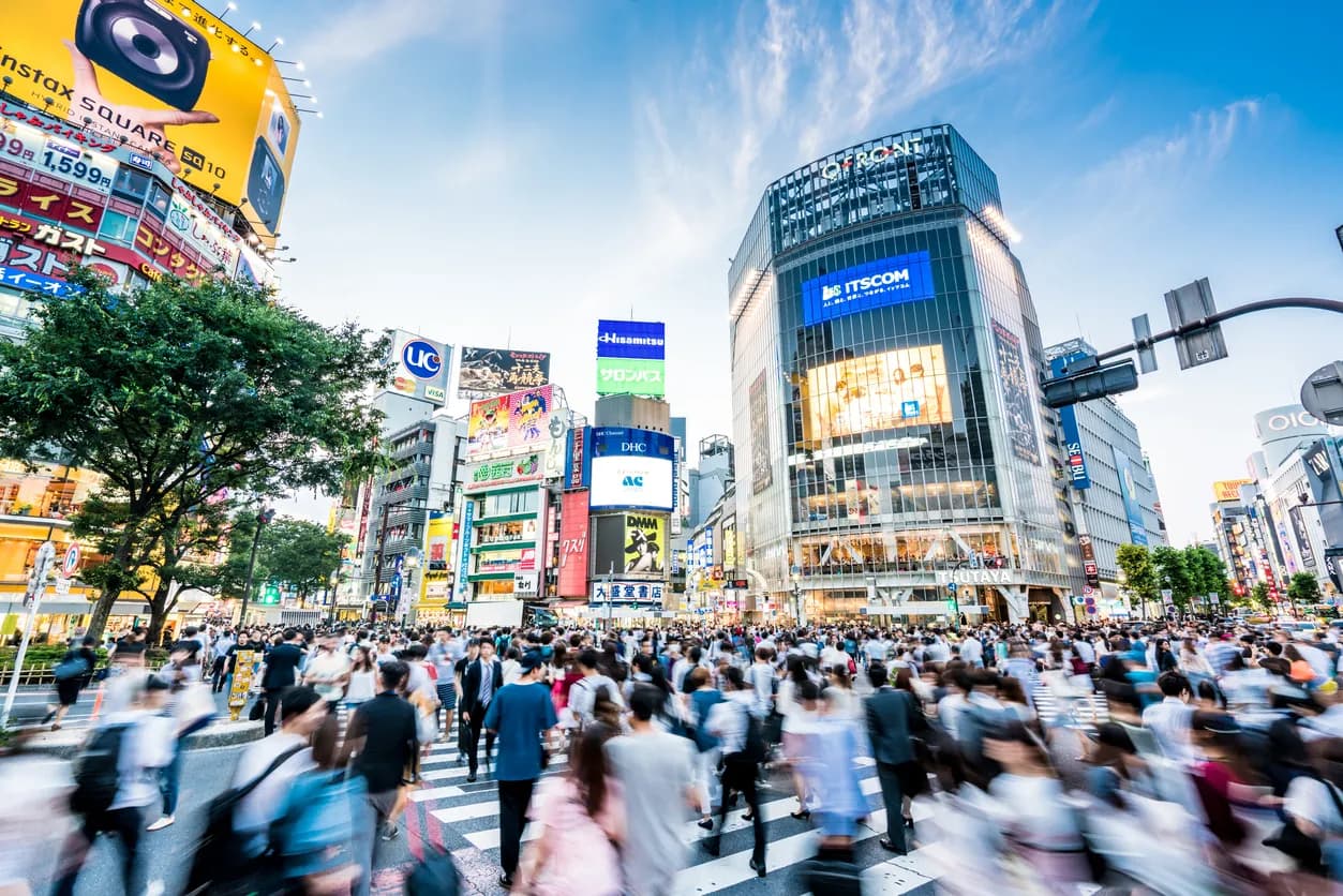 渋谷のスクランブル交差点を行き交う人々